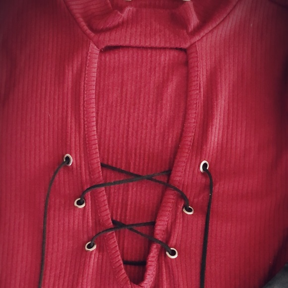 Red cold shoulder sleeve shirt (lace up detail) - Picture 5 of 5